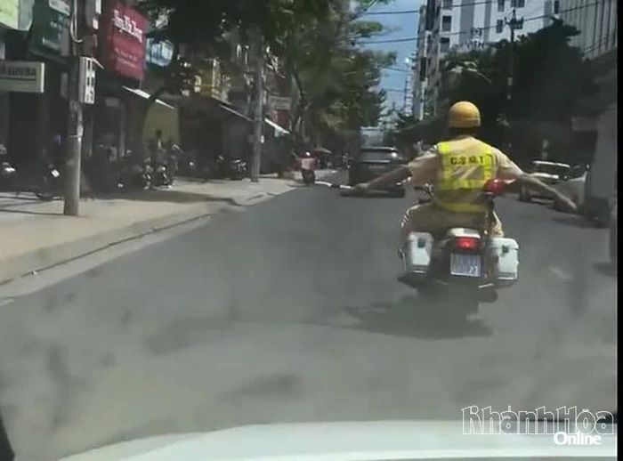 Cảnh sát giao thông mở đường cho xe chở du khách nước ngoài di chuyển thông suốt qua các đoạn đường đông đúc.