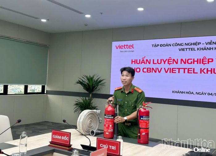 Cán bộ chuyên trách hướng dẫn kỹ năng sử dụng bình chữa cháy xách tay.