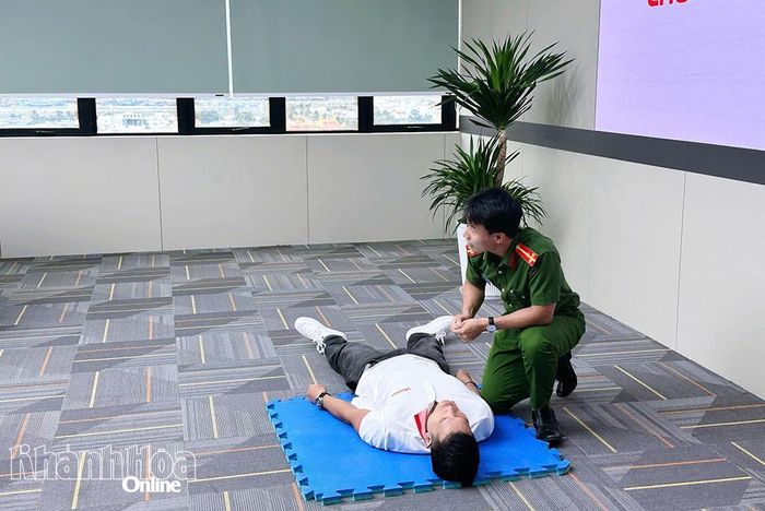 Học viên được hướng dẫn kỹ năng thao tác sơ cấp cứu, cứu người bị nạn khi gặp sự cố khẩn cấp.