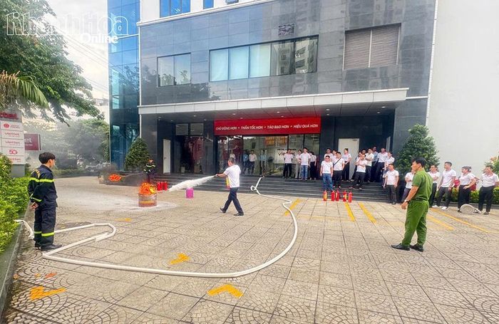 Học viên thực hành dập lửa bằng bình chữa cháy xách tay.