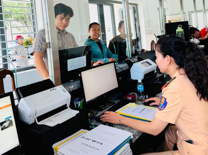 Người dân làm thủ tục sang tên xe đã bán.