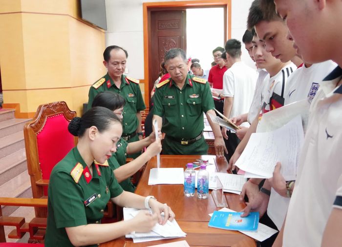 Hiệu trưởng nhà trường kiểm tra công tác tiếp nhận.