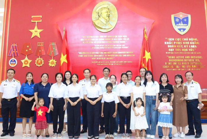 Đoàn tham quan, học tập tại phòng truyền thống học viện.