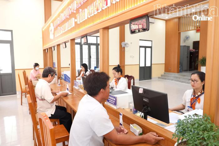 Người dân làm thủ tục hành chính tại Trung tâm Phục vụ hành chính công phường Cam Linh.