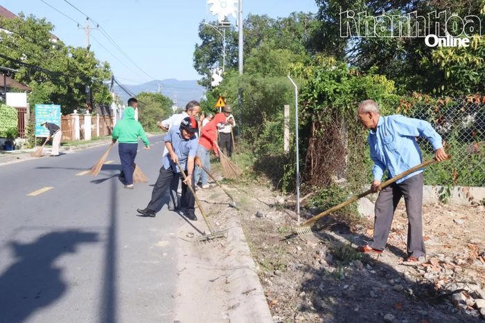 Người dân xã Cam Lâm tham gia công tác bảo vệ môi trường.