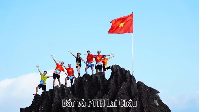 ... chụp ảnh, check-in trên cung đường chạy.