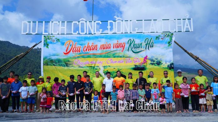 Câu lạc bộ Lai Châu Runner trao quà cho trẻ em của bản du lịch cộng đồng Lao Chải.