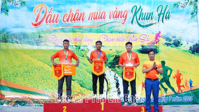 Đồng chí Trần Văn Công – Phó Giám đốc Sở Văn hóa, Thể thao và Du lịch trao giải nhất, nhì, ba cho nhóm cá nhân nam nhóm tuổi 35 - 65.