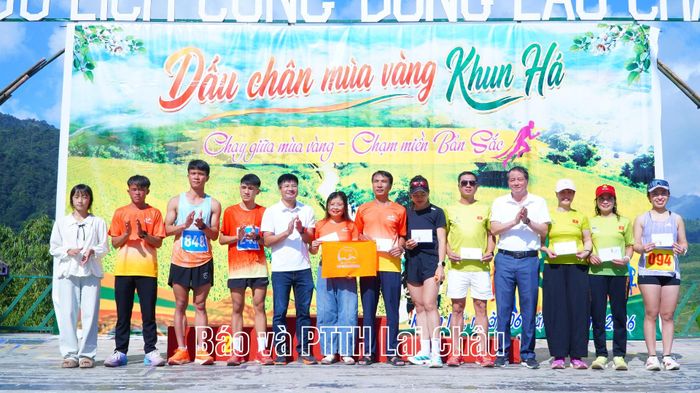 Ban Tổ chức trao giải khuyến khích cho các VĐV.