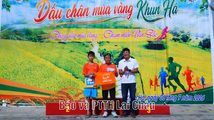 Ông Lê Huy Chính – Chủ tịch UBND xã Khun Há trao giải cho VĐV lớn tuổi nhất và nhỏ tuổi nhất.