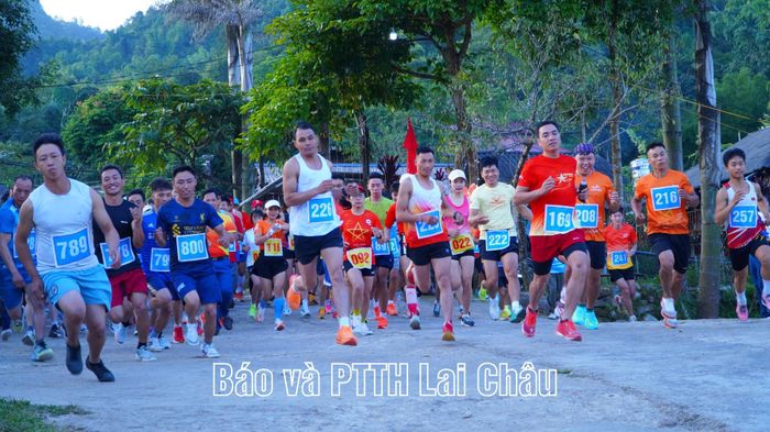 Các VĐV xuất phát tham gia chạy.