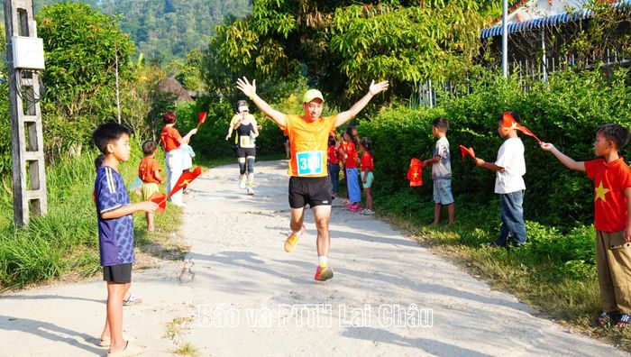... chinh phục cung đường chạy trước sự cổ vũ của nhân dân.