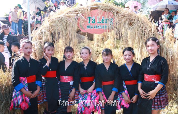Các bạn trẻ chụp ảnh tại ngày hội.