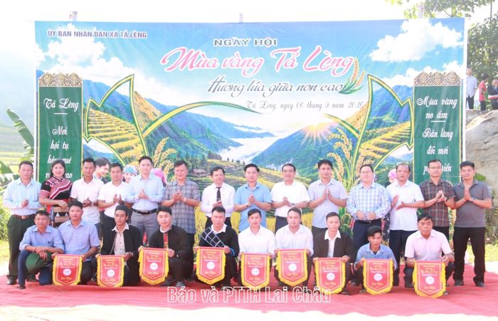 Các đại biểu chụp ảnh lưu niệm với đại diện các đội thi trong ngày hội "Mùa vàng Tả Lèng" năm 2026.