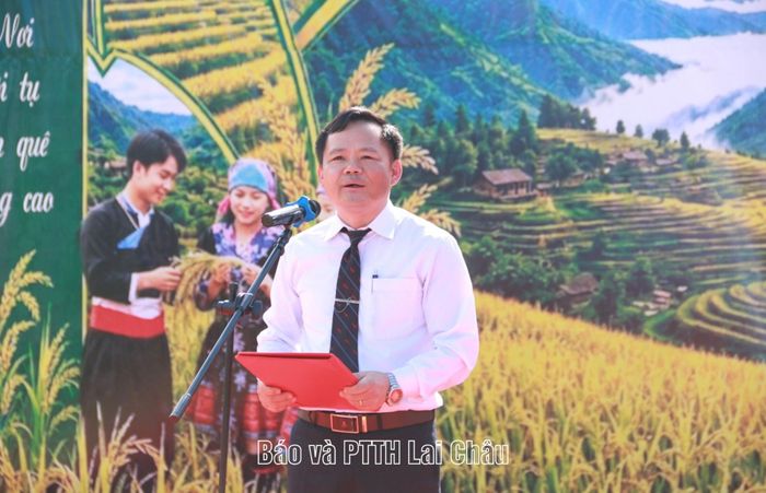 Đồng chí Phong Vĩnh Cường - Phó Bí thư Đảng uỷ, Chủ tịch UBND xã, Trưởng Ban Tổ chức phát biểu tại ngày hội.