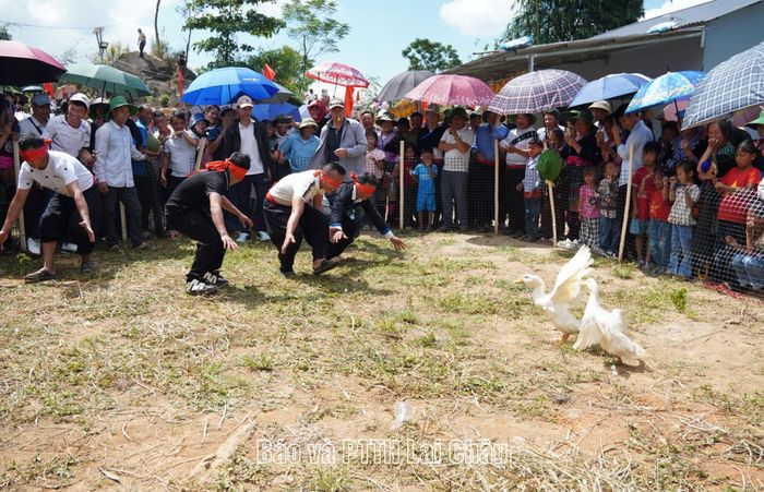 Đông đảo người dân tham gia trò chơi dân gian.
