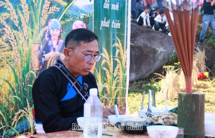 Thầy cúng thực hiện nghi thức trong Lễ cúng cơm mới.
