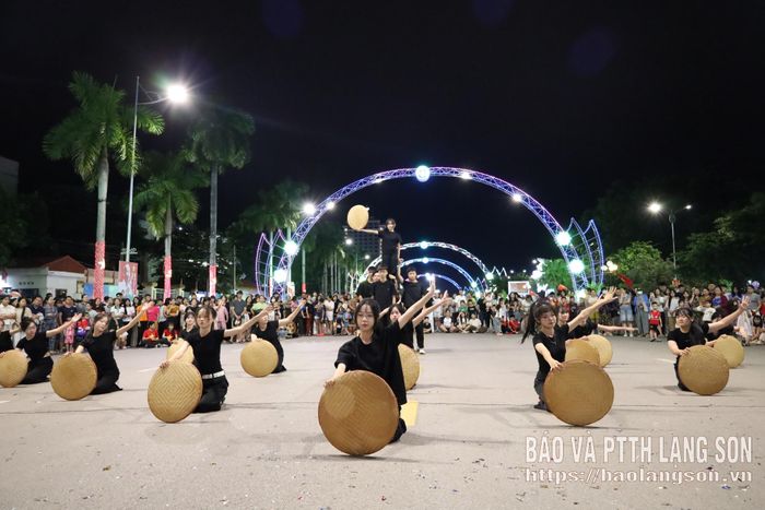 Hoạt động giao lưu nhảy hiện đại thu hút đông đảo người dân, du khách, học sinh tham gia cổ vũ