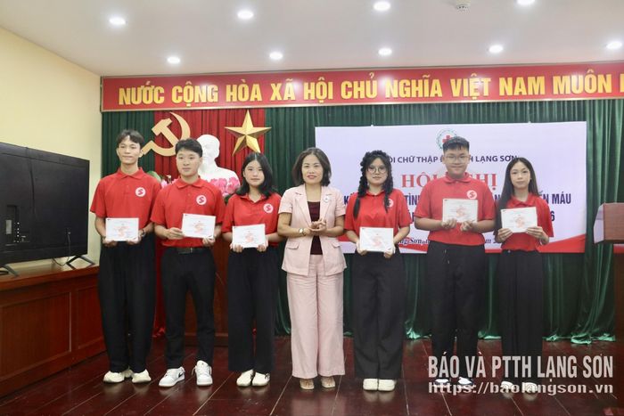 Lãnh đạo Hội Chữ thập đỏ tỉnh trao giấy chứng nhận đã tham gia chương trình Hành trình đỏ Lạng Sơn năm 2026 cho các tình nguyện viên
