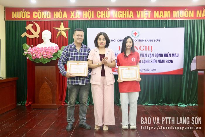 Lãnh đạo Hội Chữ thập đỏ tỉnh trao giấy khen cho các tập thể đã có thành tích xuất sắc trong chương trình Hành trình Đỏ Lạng Sơn năm 2026