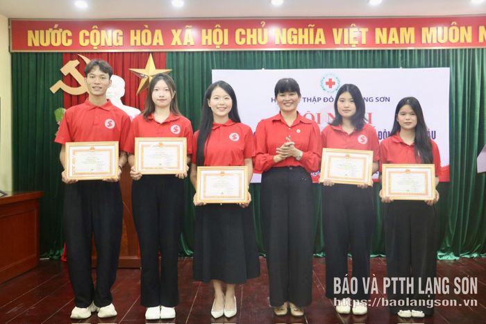 Lãnh đạo Hội Chữ thập đỏ tỉnh trao giấy khen cho các cá nhân đã có thành tích xuất sắc trong chương trình Hành trình Đỏ Lạng Sơn năm 2026