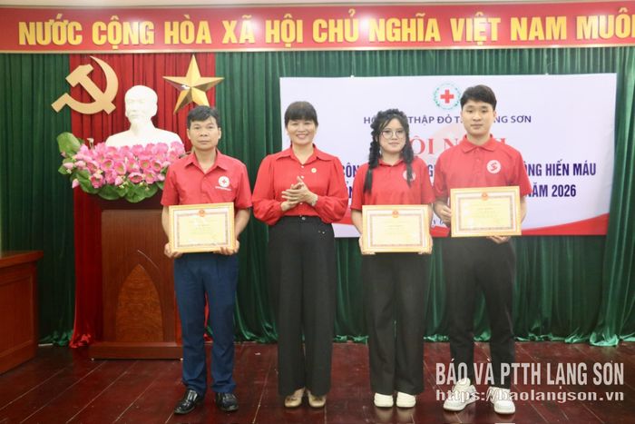 Các cá nhân nhận giấy khen của Viện Huyết học - Truyền máu Trung ương vì đã có thành tích xuất sắc trong công tác tổ chức chương trình Hành trình Đỏ năm 2026