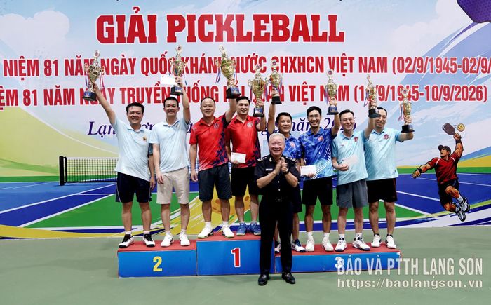 Lãnh đạo Chi cục Hải quan khu vực VI trao giải Nhất, Nhì, Ba nội dung đôi nam lãnh đạo