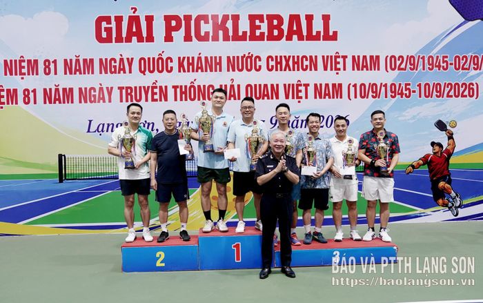 Lãnh đạo Chi cục Hải quan khu vực VI trao giải Nhất, Nhì, Ba nội dung đôi nam