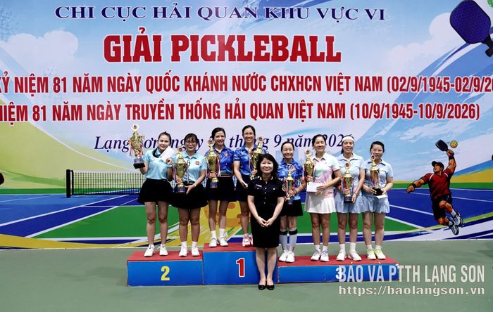Đại diện lãnh đạo Chi cục Hải quan khu vực VI trao giải Nhất, Nhì, Ba nội dung đôi nữ