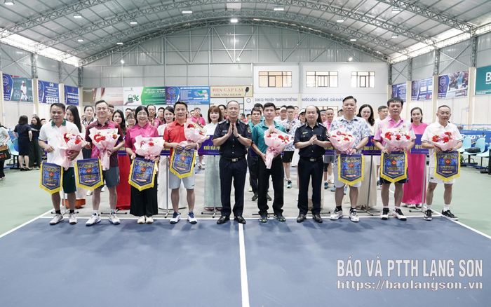 Lãnh đạo Chi cục Hải quan khu vực VI tặng hoa và cờ lưu niệm cho các đội tham gia giải