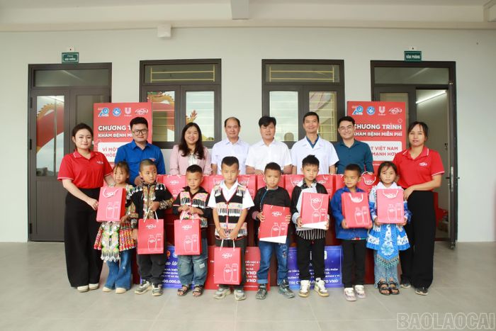 Nhiều món quà ý nghĩa đến với học sinh xã Y Tý nhân dịp đầu năm học mới.