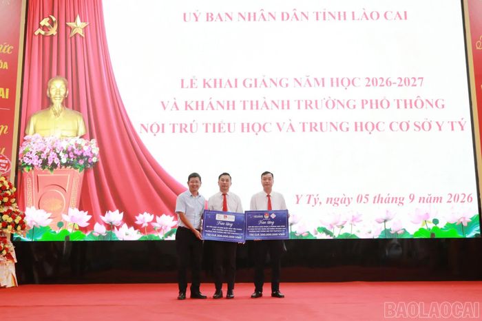 Các đơn vị tặng quà cho Trường Mầm non, Trường Phổ thông nội trú Tiểu học và THCS Y Tý.