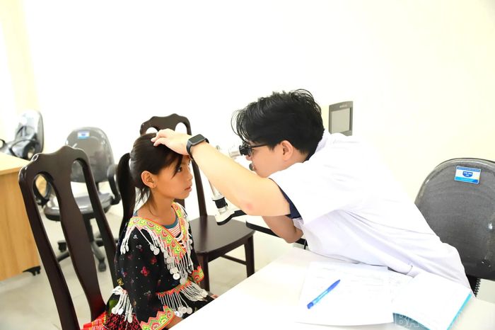 Học sinh dân tộc thiểu số xã Y Tý được khám sức khỏe phát hiện sớm bệnh học đường.