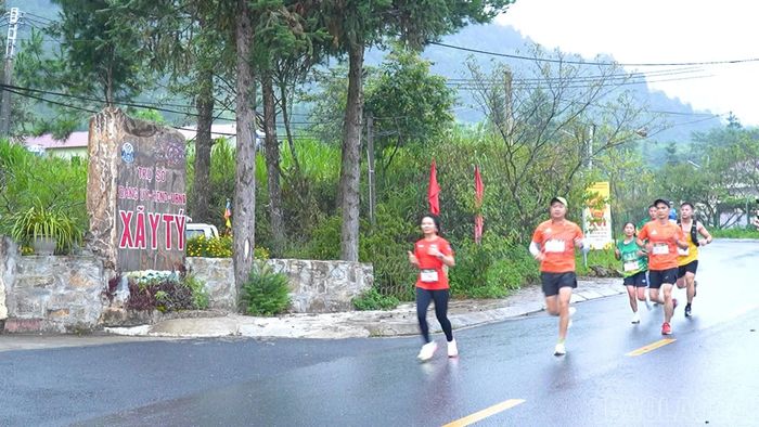 Giải chạy là điểm hẹn của những người yêu thể thao và mong muốn khám phá vẻ đẹp Y Tý.