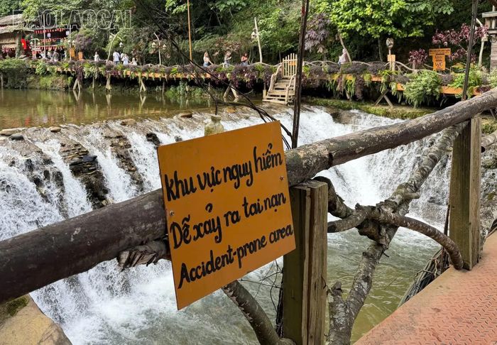 Khu du lịch Cát Cát, xã Tả Van, bố trí biển cảnh báo bằng tiếng Việt và tiếng Anh.