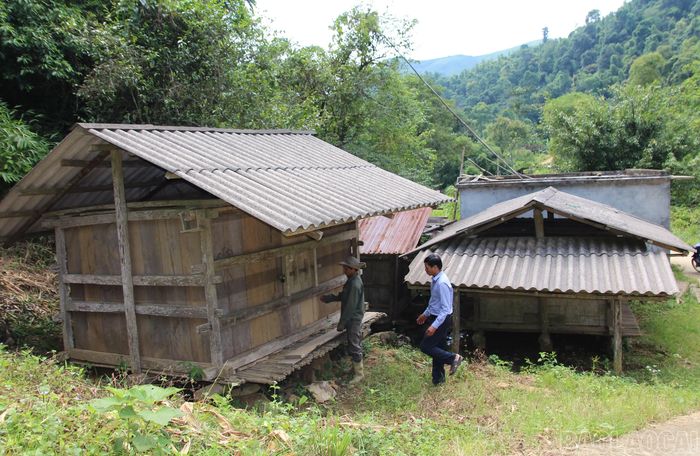 Mỗi gia đình thường có từ một đến hai kho thóc để bảo quản lương thực sau mỗi vụ mùa. Theo quan niệm của người Dao đỏ, kho thóc là nơi thần lúa ngự trị nên việc mở kho phải tuân theo những kiêng kỵ nhất định. Gia chủ phải chọn ngày lành, tháng tốt; phụ nữ đang nuôi con nhỏ và trẻ em không được mở kho thóc.