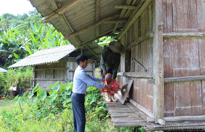 Các kho thóc được kê cao bằng đá hoặc gỗ, cách mặt đất và mặt đường nhằm hạn chế chuột, chống ẩm, giúp bảo quản thóc lâu hơn. Theo ông Triệu Hữu Châu, thôn Nậm Mười, thóc sau khi thu hoạch có thể được bảo quản từ 2 - 3 năm để sử dụng dần.