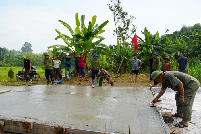 Nhân dân Cù Hà đổ bê tông những m đường đầu tiên của tuyến.