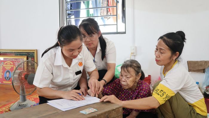 Tổ công tác trực tiếp hướng dẫn, tiếp nhận hồ sơ, tạo thuận lợi tối đa cho người dân.