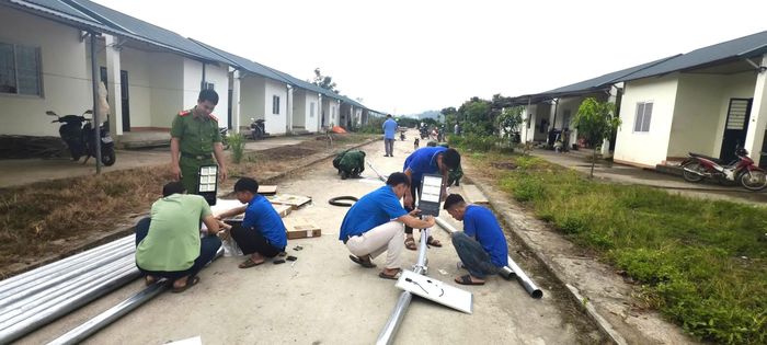 Các lực lượng tham gia lắp đặt hệ thống đèn chiếu sáng.