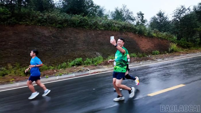 Các vận động viên thích thú chinh phục cung đường chạy Y Tý mùa vàng.
