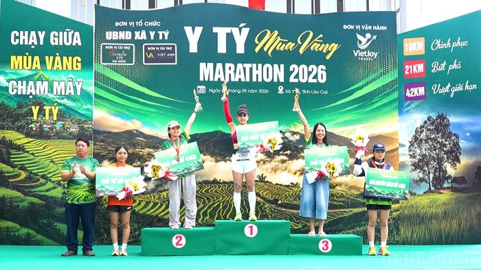Ban tổ chức trao giải cho các vận động viên có thành tích xuất sắc.