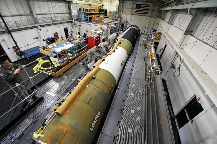 Các binh sĩ Không quân Mỹ lắp đặt hệ thống cáp mới cho một tên lửa Minuteman III đã cũ. Ảnh: Bộ Quốc phòng Mỹ
