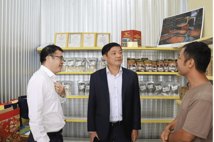 Phó Chủ tịch Thường trực UBND tỉnh Lê Trọng Yên cùng lãnh đạo xã Đam Rông 1 thăm mô hình trồng mắc ca tiêu biểu trên địa bàn xã. Ảnh: Xuân Anh