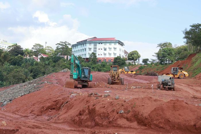 Thiếu hụt nguồn đất đắp nền khiến cho nhiều công trình, dự án đầu tư công ở phía Tây Lâm Đồng ảnh hưởng tiến độ thi công và giải ngân