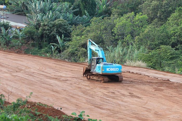 Máy móc nằm bất động trên công trường dự án Nâng cấp, mở rộng đường Lê Thánh Tông do thiếu đất đắp nền