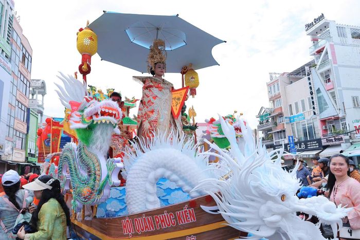 Hội quán Phúc Kiến diễu hành trên các đường phố Phan Thiết