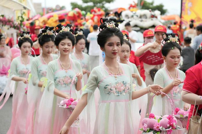 Các hội quán chuẩn bị công phu từ trang phục, hóa trang góp phần làm cho lễ hội thêm trang trọng