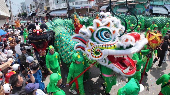 Điểm thu hút người dân là phần biểu diễn múa rồng xanh bằng vải, dài 49 m