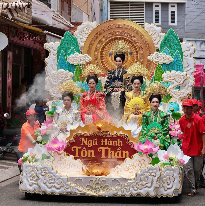 Hóa trang Ngũ hành Tôn Thần rất ấn tượng